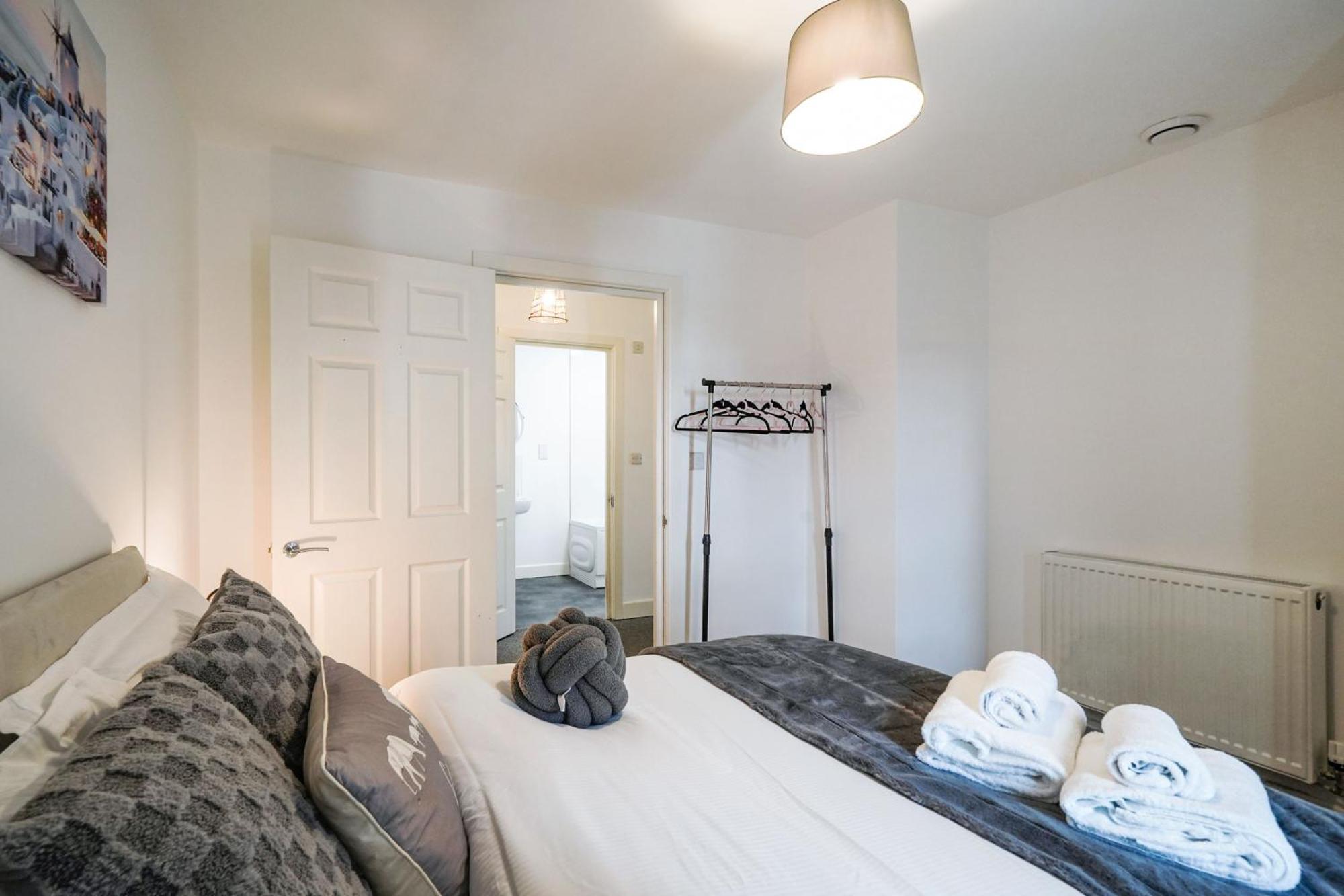 One And Two Bed Slough Near Heathrow Apartment Colnbrook