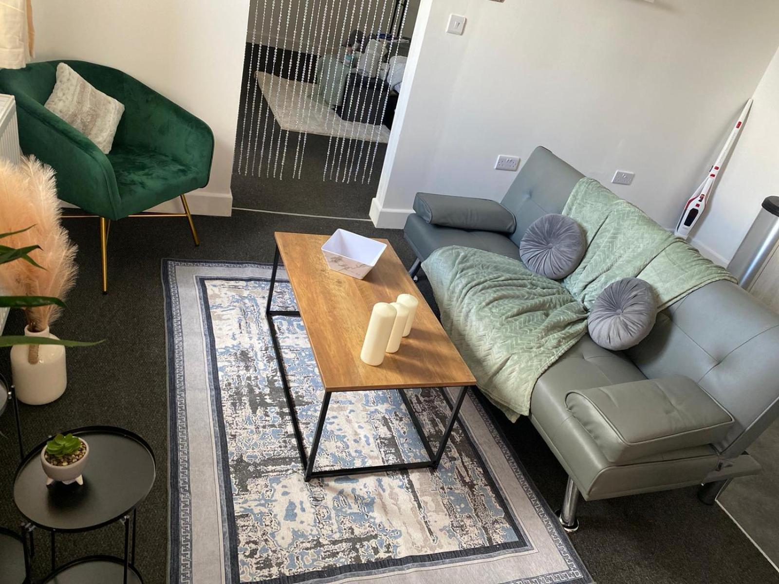 One And Two Bed Slough Near Heathrow *