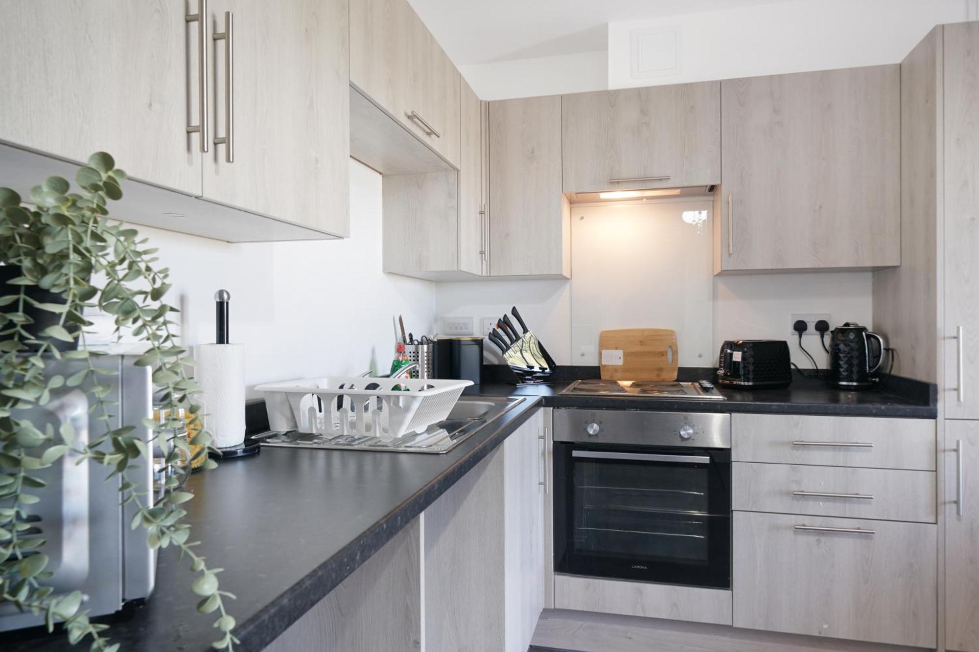 One And Two Bed Slough Near Heathrow * Colnbrook