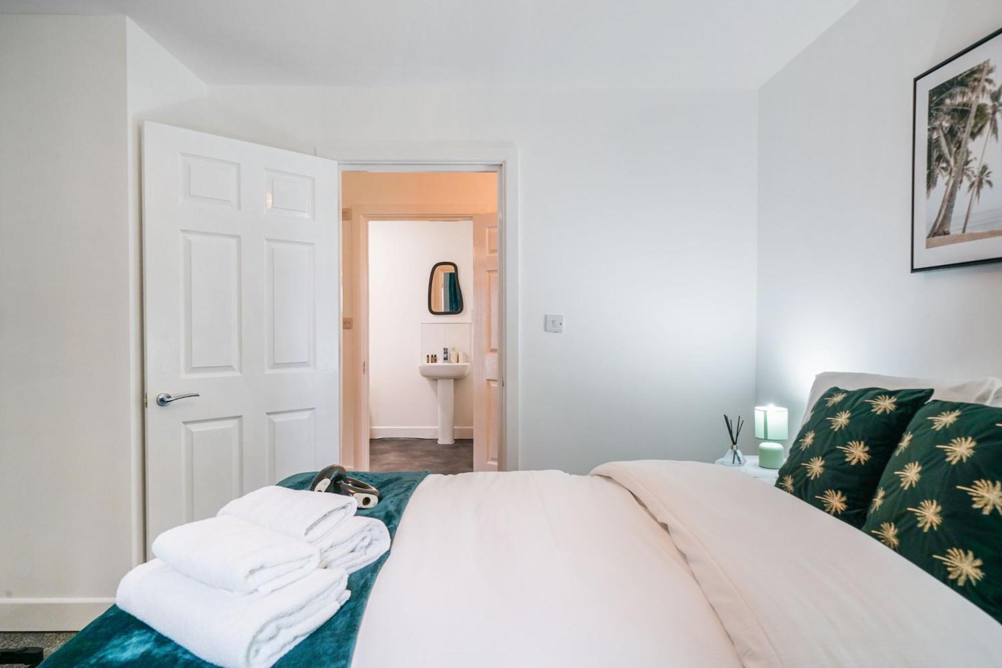 One And Two Bed Slough Near Heathrow *
