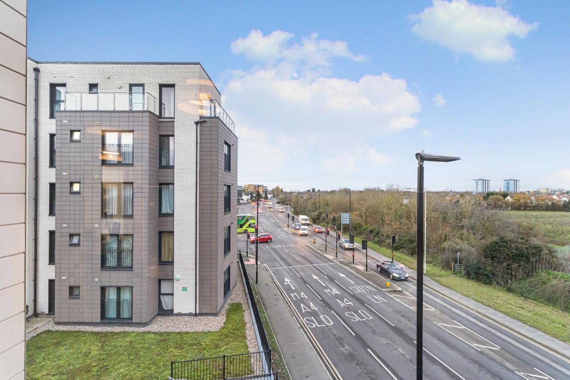 One And Two Bed Slough Near Heathrow * Colnbrook